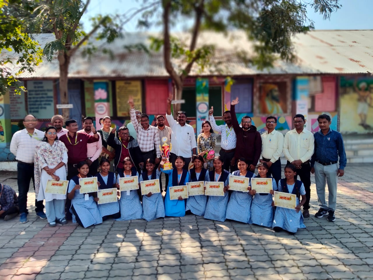 एसएनडिटी महिला विद्यापीठ आयोजित जिल्हास्तरीय लोकनृत्य स्पर्धेत शासकीय आश्रम शाळा देवाडाच्या विद्यार्थीनींचे घवघवीत यश.