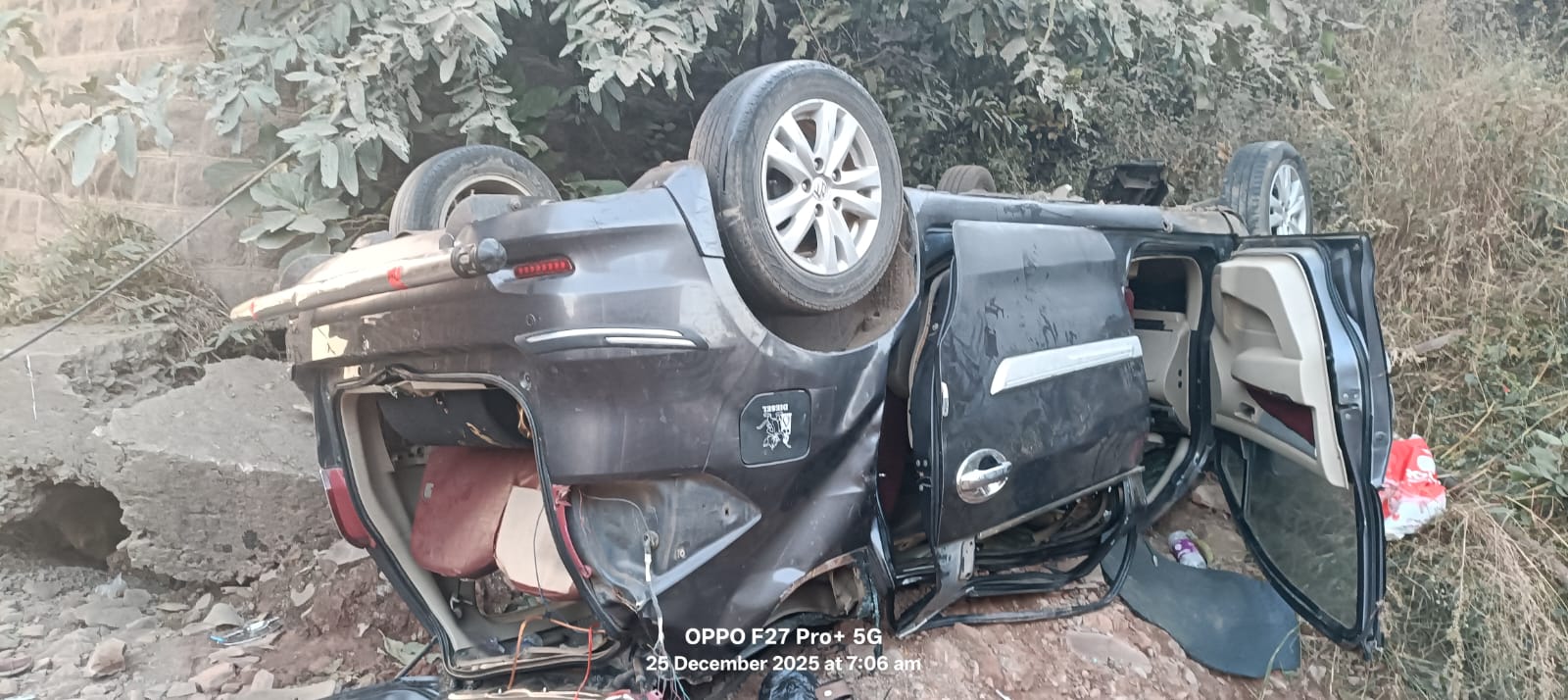 राजुरा – तेलंगाना मार्गावर कारचा भीषण अपघात.