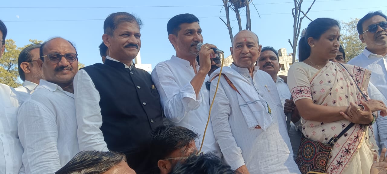 ईव्हीएम मशीन मध्ये घोळ झाल्यामुळे भंडारा नगरपरिषद 2025 ची झालेली निवडणूक रद्द करून नव्याने बायलट पेपर द्वारे घ्या- विविध राजकीय पक्ष्यांची मागणी