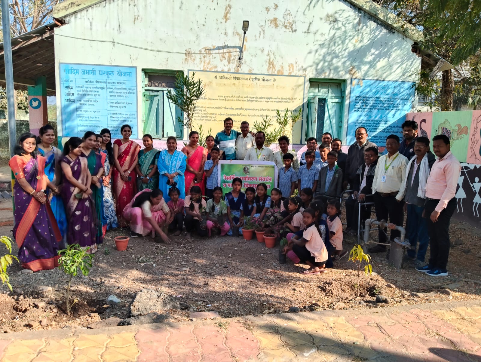 शासकिय माध्यमिक व उच्च माध्यमिक आश्रम शाळा देवाडा येथे मकर संक्रांत दिनानिमित्त सर्व शिक्षक व विध्यार्थ्यानी वृक्षारोपण व झाडाचे वाण देऊन आगळी वेगळी साजरी केली संक्रांत.