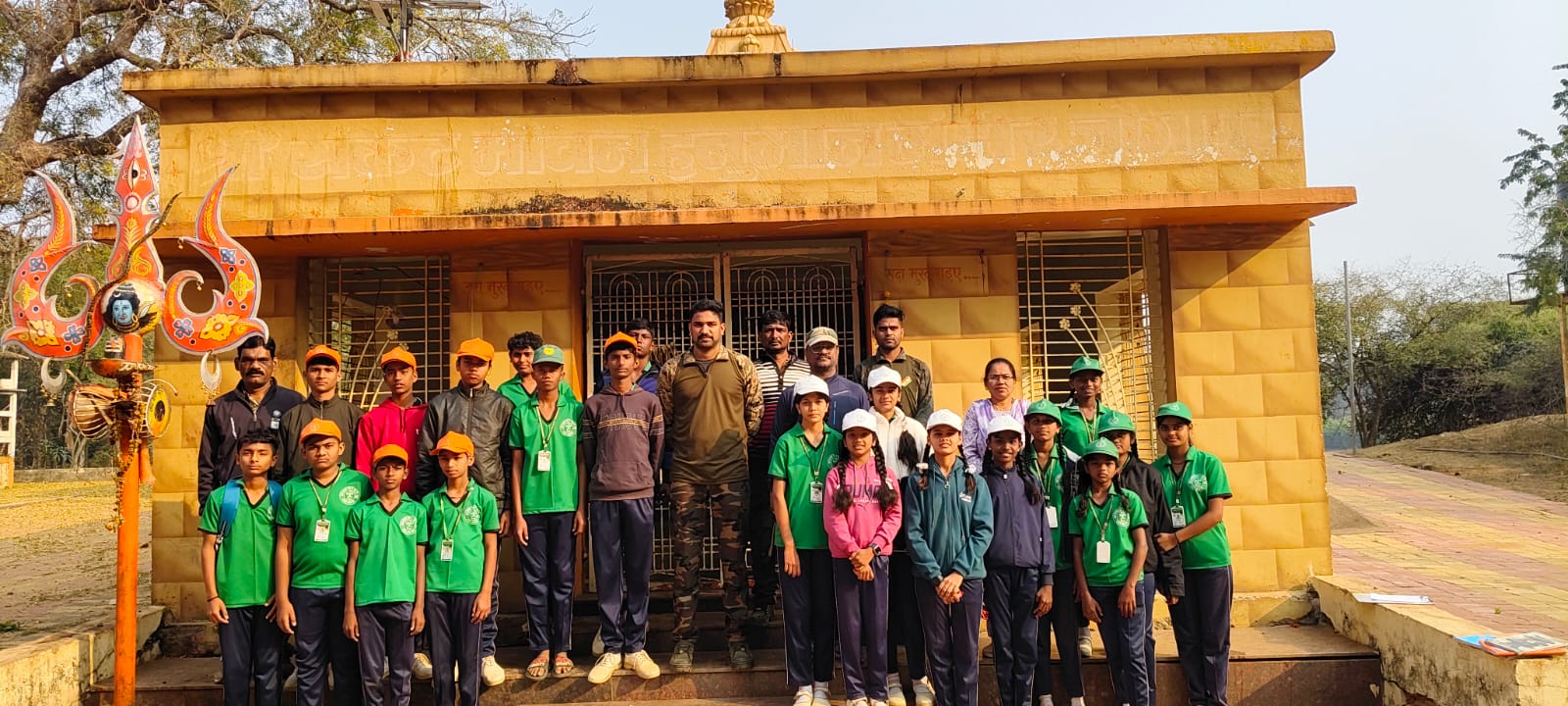 वनपर्यटन जोगापूर क्षेत्रात विद्यार्थ्यांनी केले पक्षी निरीक्षण.