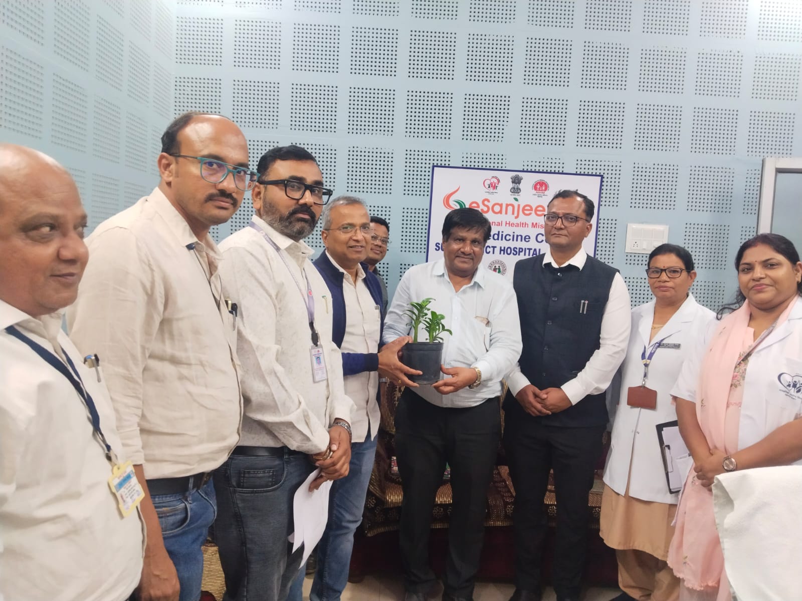 ऊप जिल्हा रूग्णालयाला आरोग्य संचालक यांची आढावा बैठक वभेट.