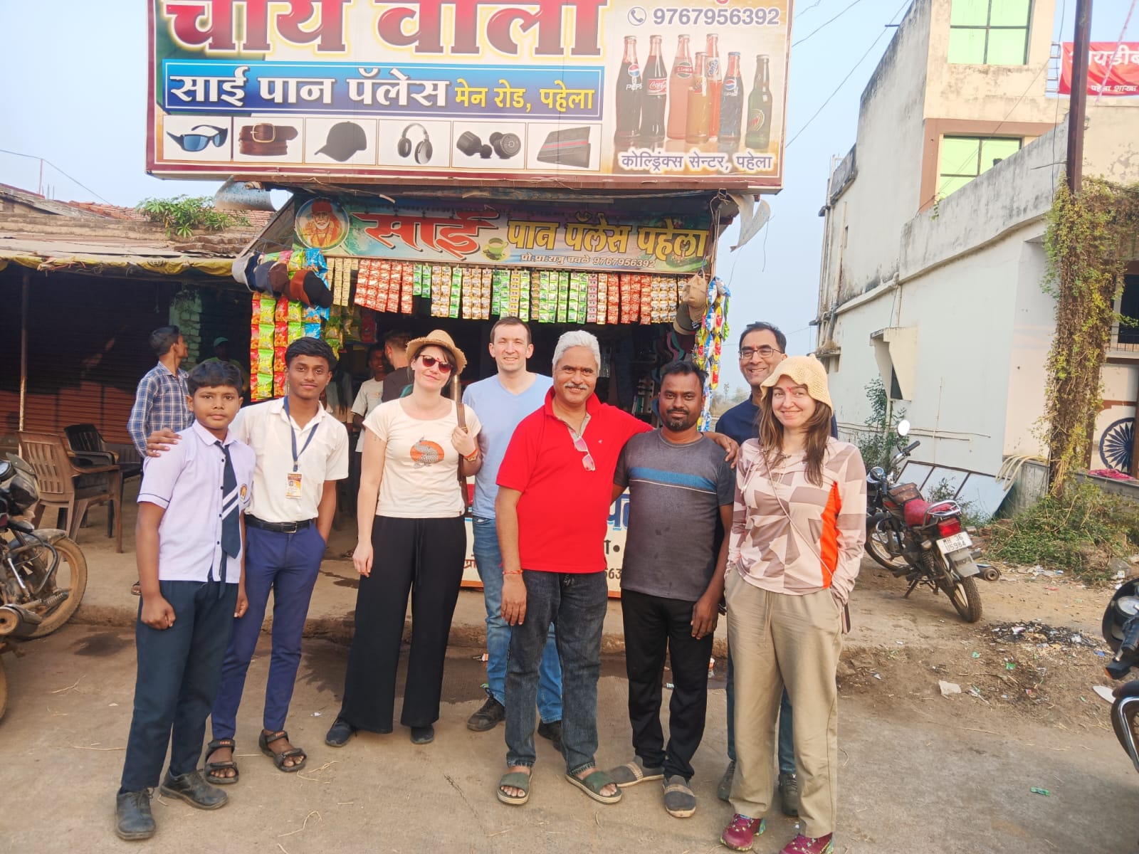 इंग्लंडच्या चमूने भंडारा जिल्ह्याच्या दौऱ्यावर असताना पहेला येथील फेमस राजू चाय वाला यांच्या दुकानातून घेतला चहाचा आस्वाद