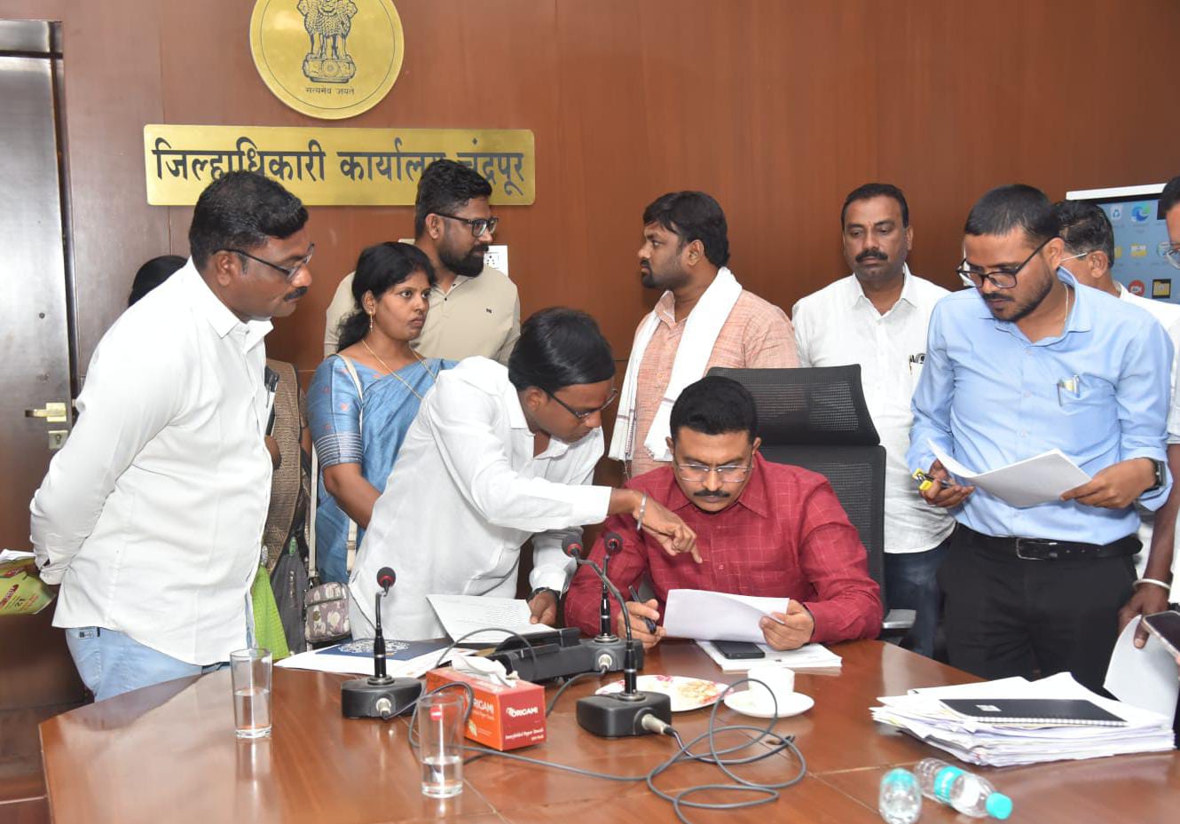 कोरपना तालुक्यातील आदिवासी बहुल गावाला जोडणाऱ्या डांबरीकरण रस्त्यांना मंजुरी देऊन निधी उपलब्ध करून द्या