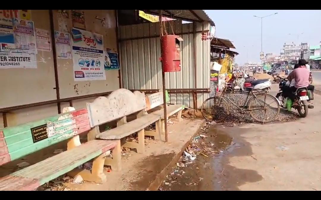 महाराष्ट्र राज्य परिवहन मंडळ बस स्टॉप ची जागा अतिक्रमणाच्या विळख्यात!!