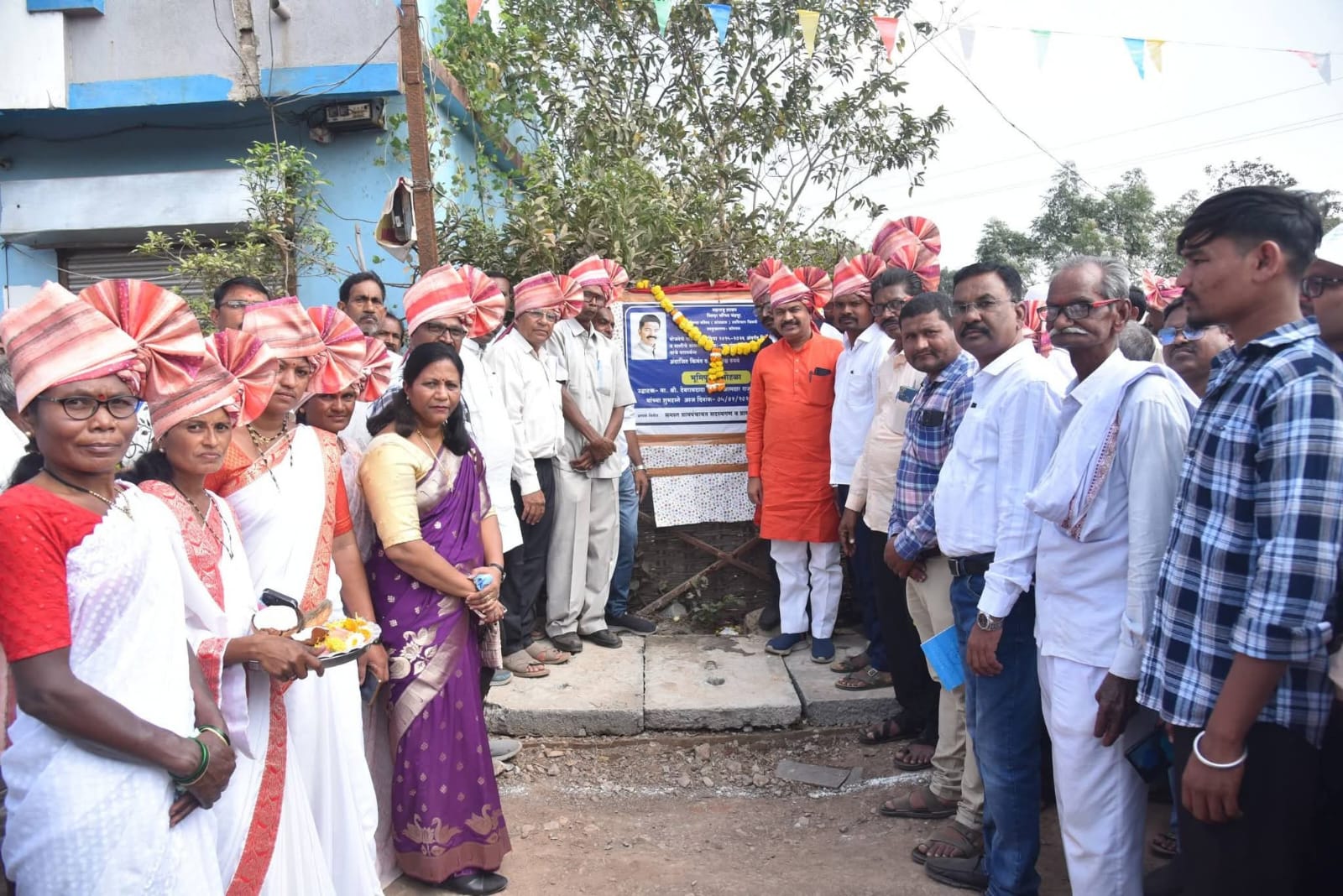 रस्त्याच्या विविध विकासकामांचे भूमिपूजन संपन्न.