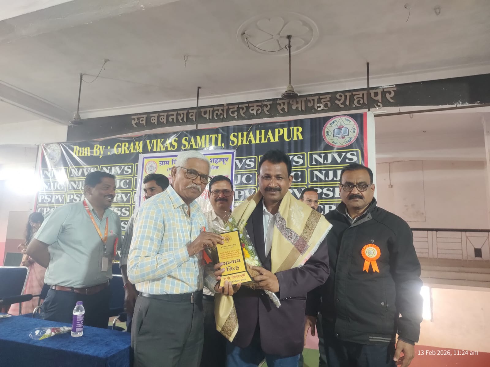 शहापूर येथील नानाजी जोशी विद्यालयात निरोप समारंभ कार्यक्रमात माजी विद्यार्थी पोलीस उपनिरीक्षक गंगाधर घुमरे यांना राष्ट्रपती पुरस्कार प्राप्त झाल्याबद्दल व आकाश कारेमोरे यांचे भुमी अभिलेख कार्यालय देवरी येथे सिलेक्शन झाल्याबद्दल सत्कार