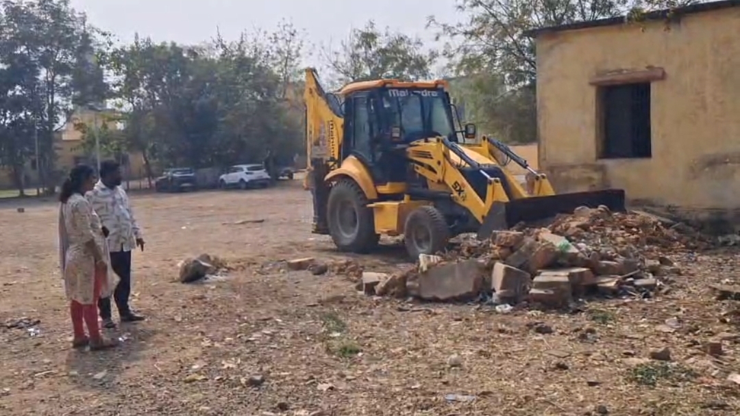 गडचांदुरातील साईं बाबा मंदिर परीसरात नगरपरिषदे मार्फत स्वच्छता मोहीम राबविण्यात आली