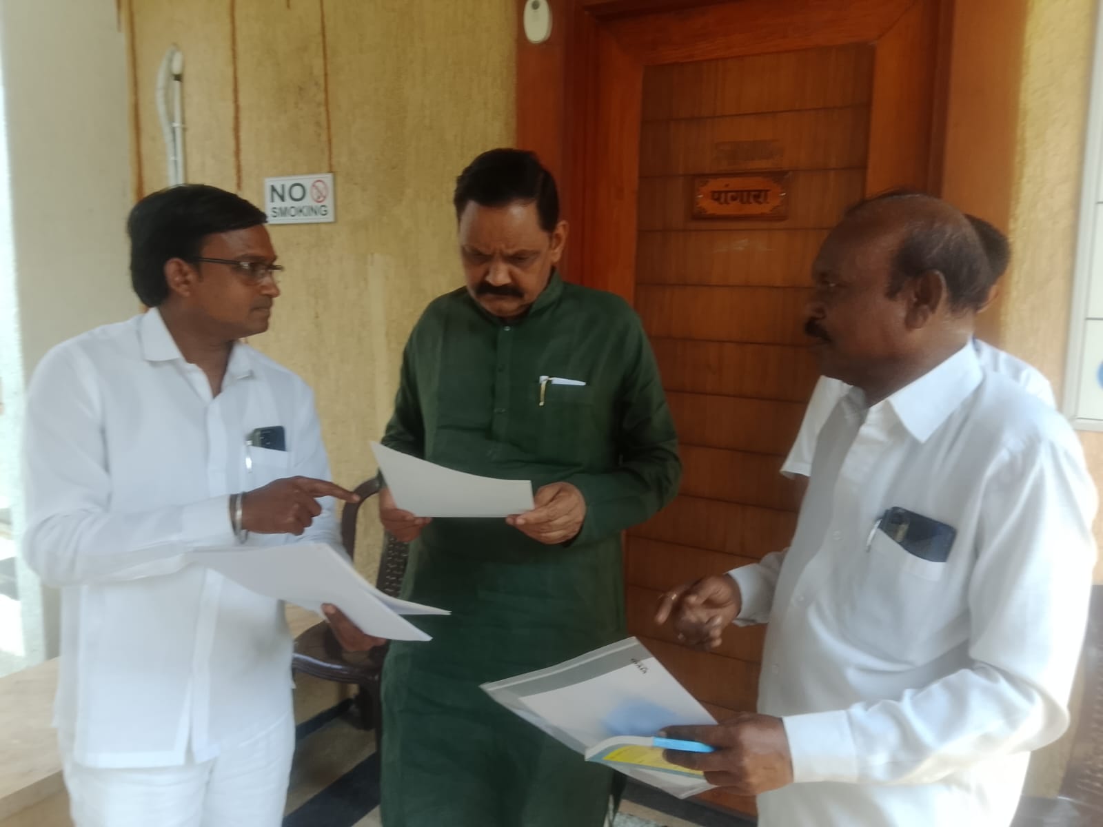 रूपापेठ येथे आदिवासी,एकलव्य इंग्लिश रेसिडेन्सी पब्लिक स्कूलची निर्मिती करा