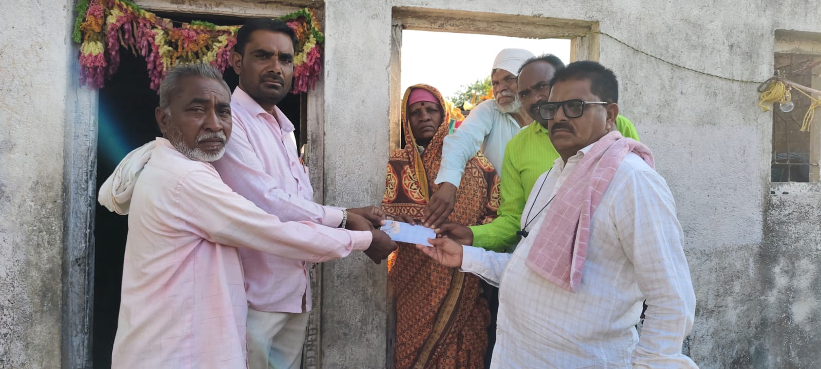 कॅन्सरग्रस्त तुळसाबाईंसाठी समाज धावला मदतीला