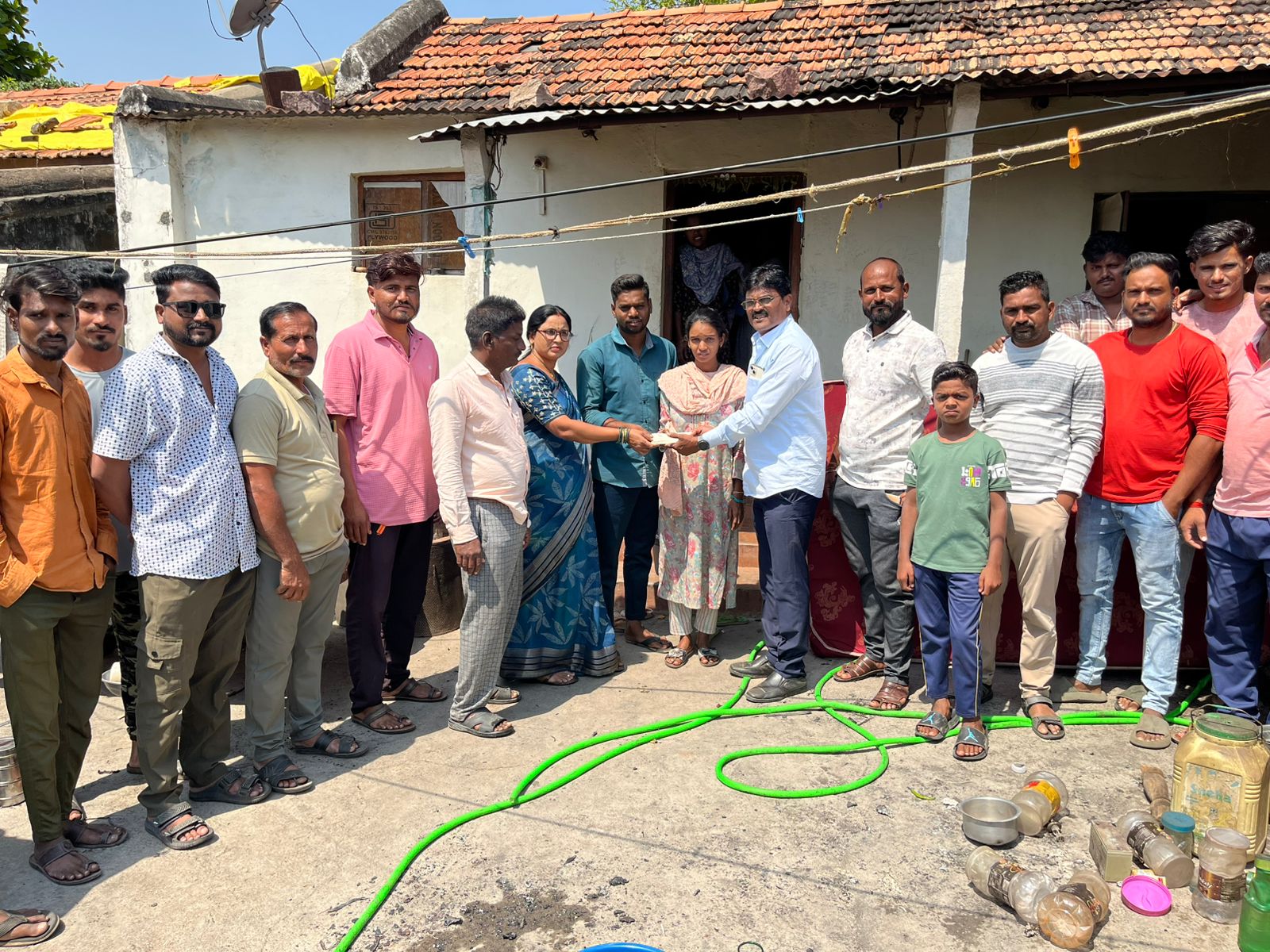 गोवरी येथील शुभम खवसे कुटुंबाचे घर आगीत जडून खाक. गोवरी येथील शुभम खवसे कुटुंबाचे घर आगीत जडून खाक.