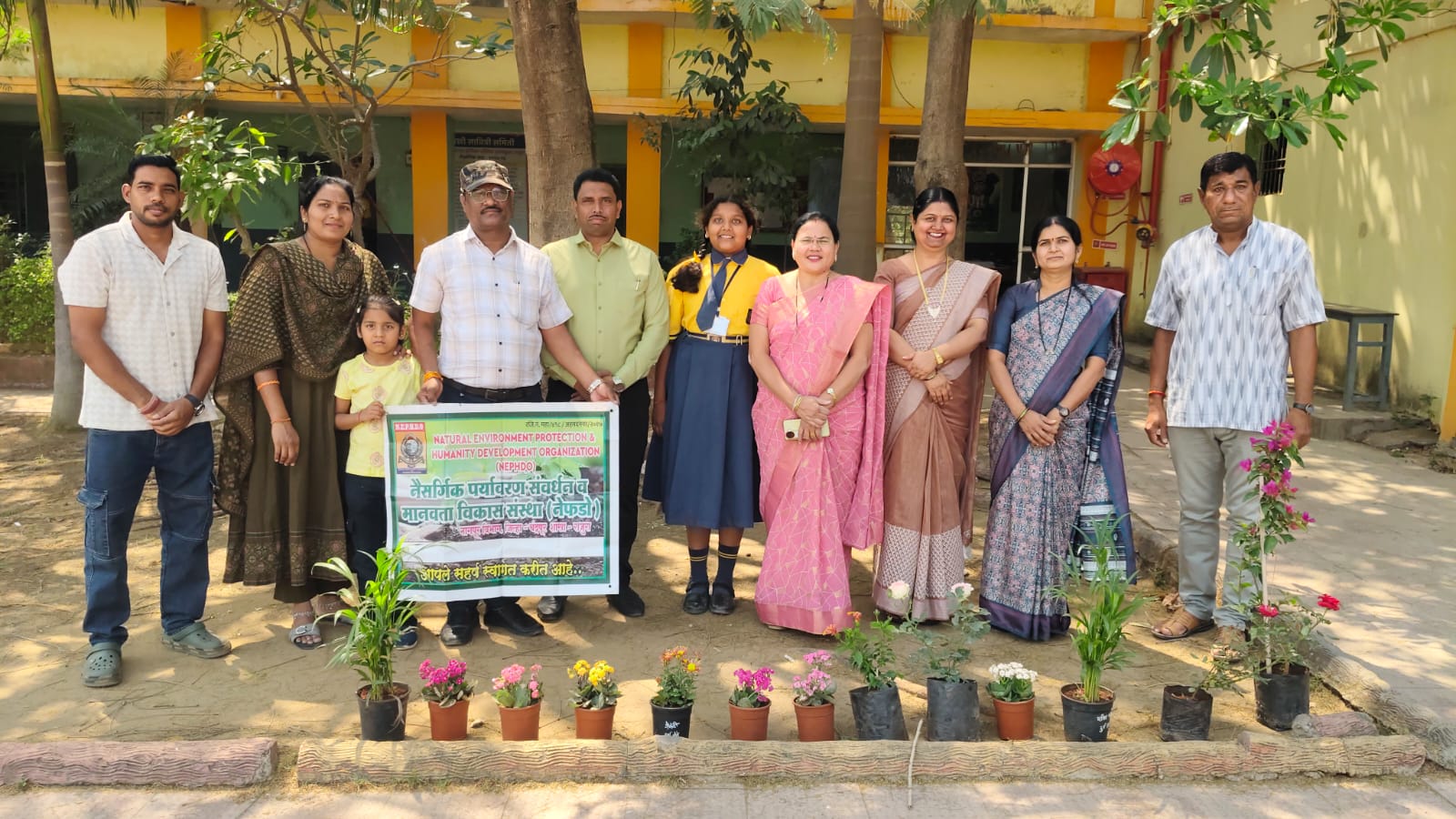 तेराव्या वाढदिवसानिमित्याने तेरा फुलझाड शाळेला भेट देऊन वाढदिवस केला साजरा. तेराव्या वाढदिवसानिमित्याने तेरा फुलझाड शाळेला भेट देऊन वाढदिवस केला साजरा.