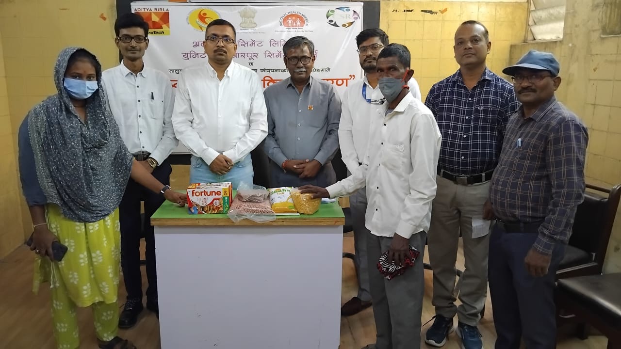 जागतिक क्षयरोग दिनी अल्ट्राटेक कम्युनिस्टी वेलफेअर फाऊंडेशन, आवळापूर तर्फे क्षयरुग्णांना पोषण आहार किट वाटप