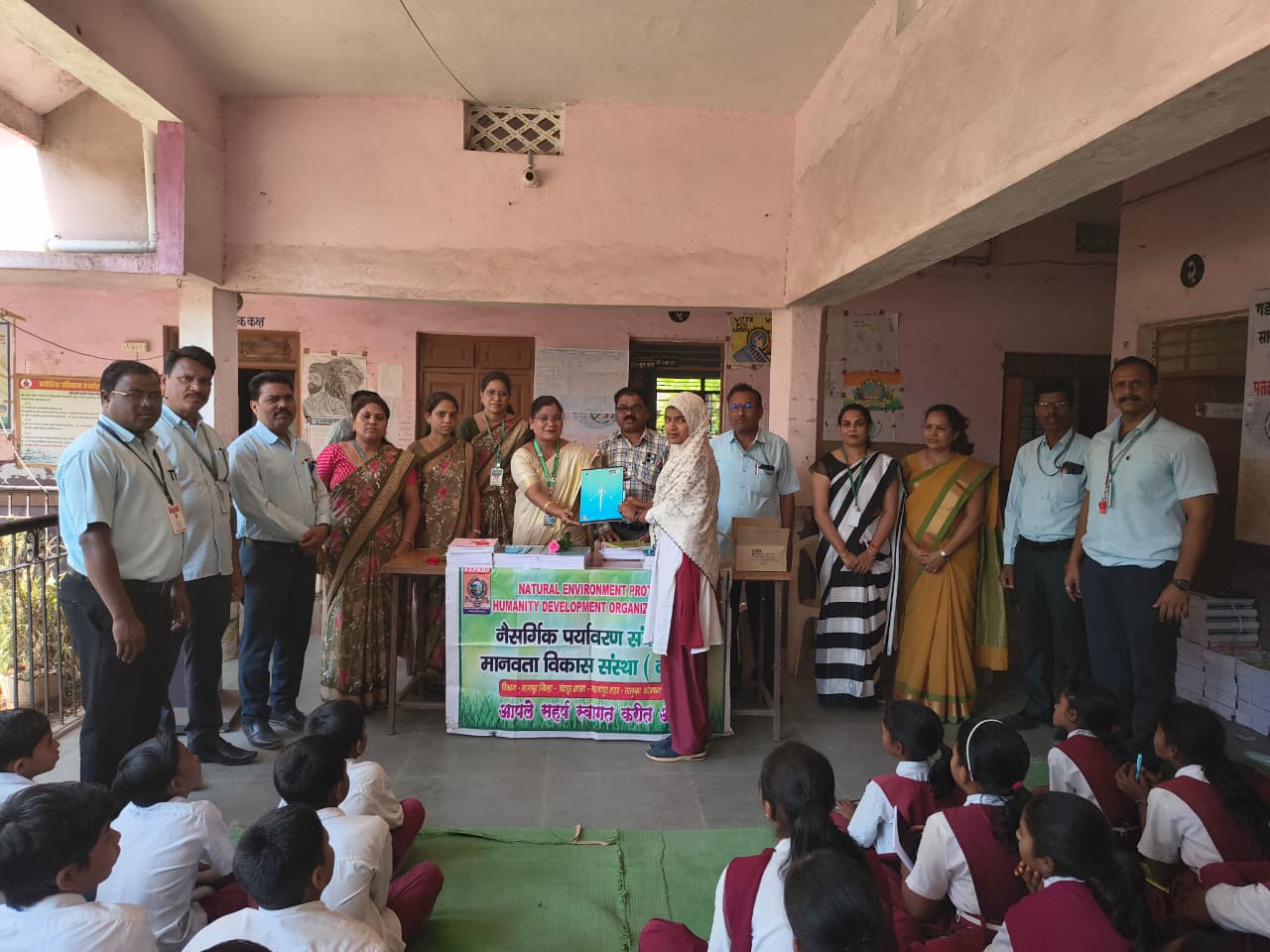 सावित्रीबाई फुले विद्यालयात विद्यार्थ्यांना नोटबुक व पेनचे वितरण.