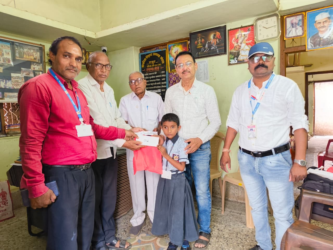 समग्र शिक्षा समावेशीत शिक्षण अंतर्गत विद्यार्थिनीला लोव्हिजन साहित्य वितरण.