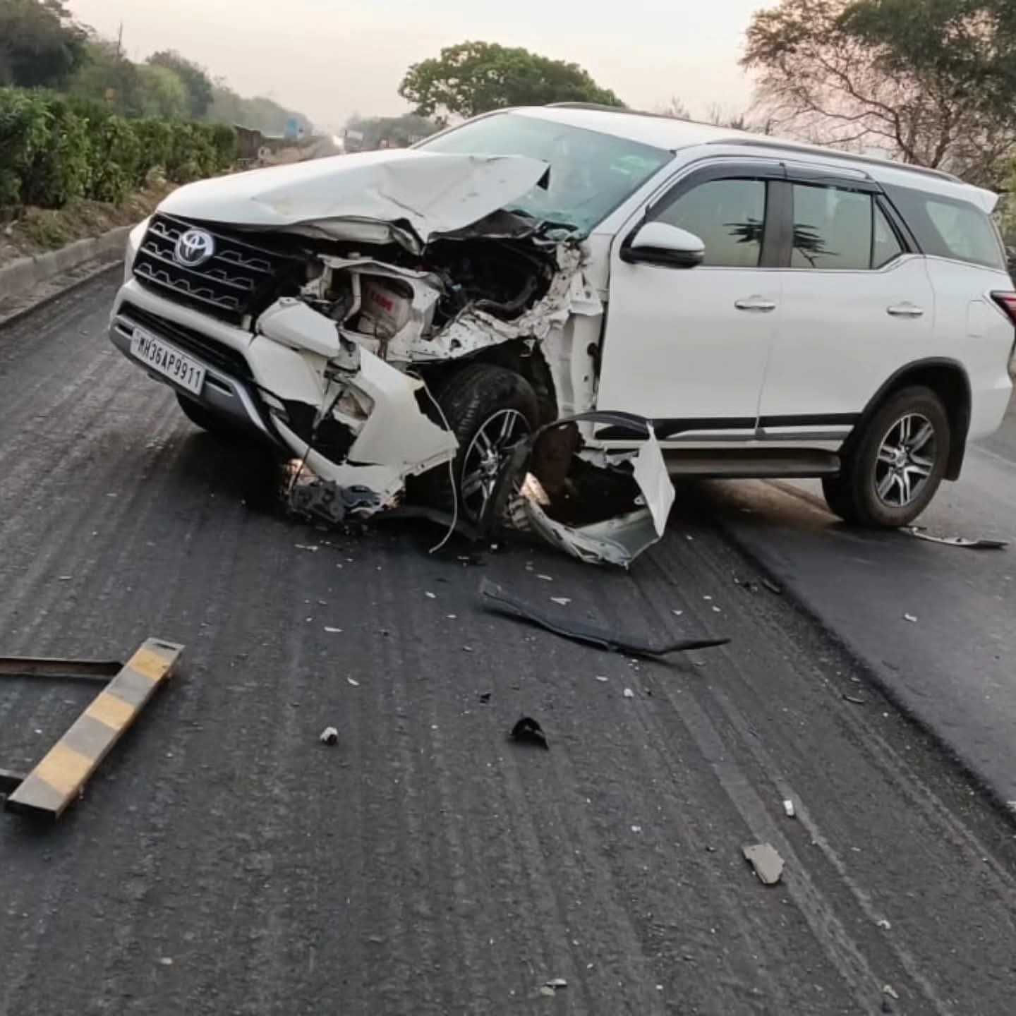 खासदार डॉ. प्रशांत पाडोले यांच्या कारची ट्रकशी टक्कर; एअरबॅग्जमुळे त्यांचा जीव वाचला.