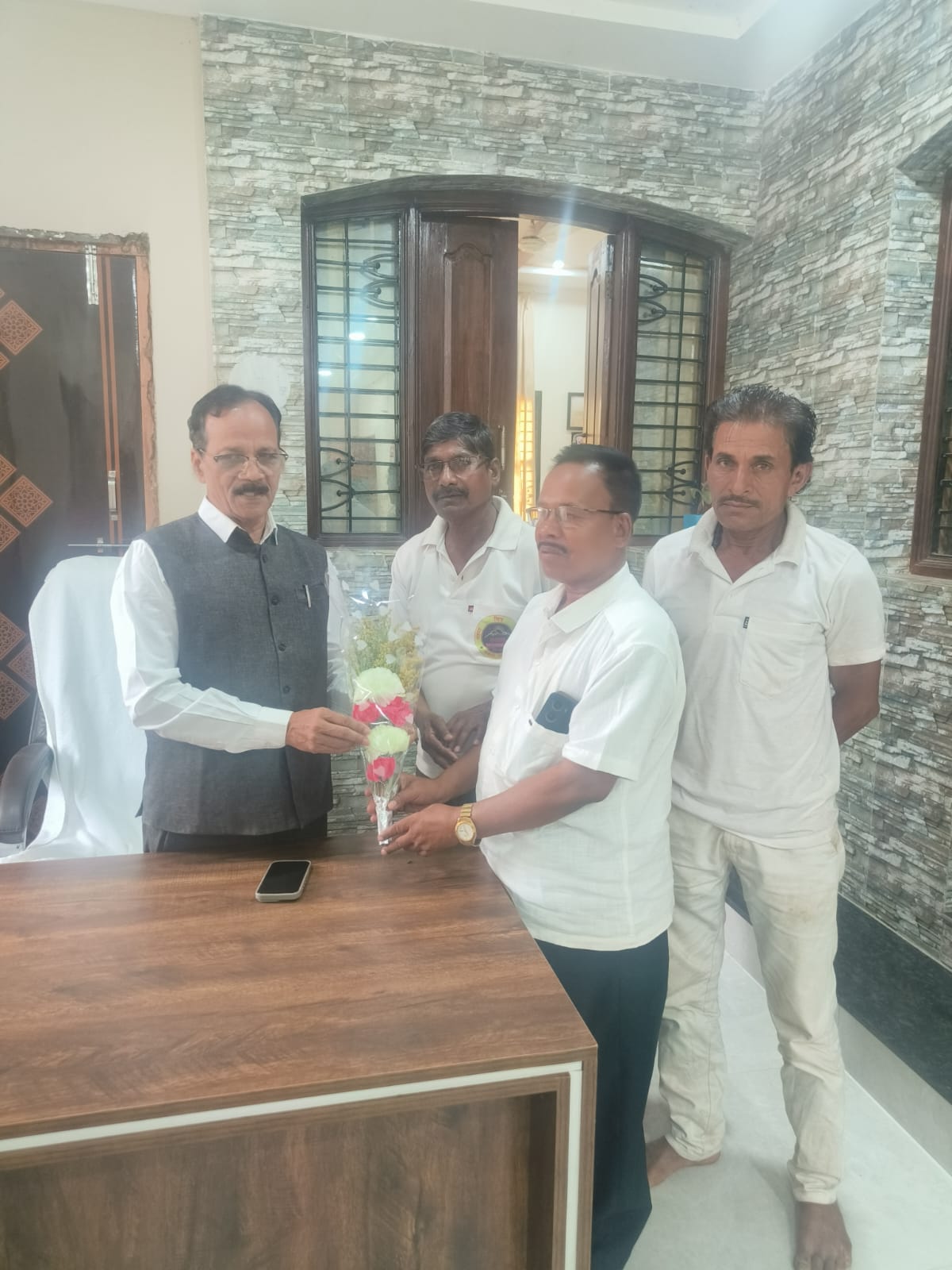 माजी समाज कल्याण मंत्री तथा विद्यमान आमदार राजकुमार बडोले यांची पत्रकार तथा समाजसेवक&nbsp; संजीव भांबोरे यांनी घेतली त्यांच्या निवासस्थानी सदिच्छा भेट