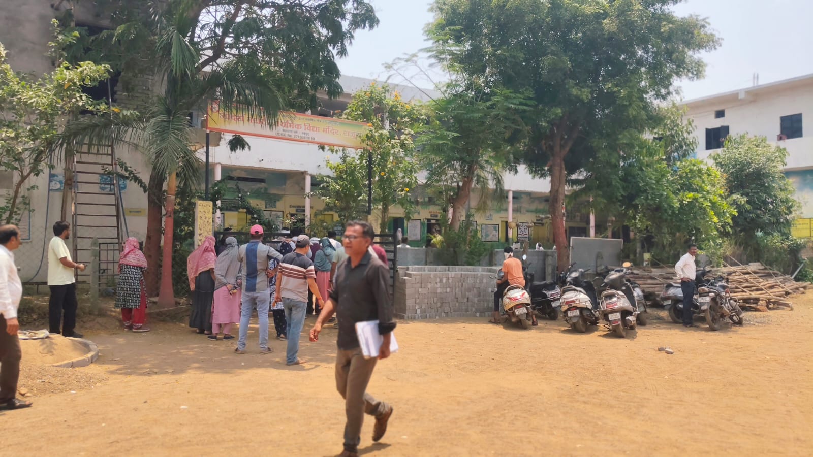 भर उन्हात शिष्यवृत्ती परीक्षा; विद्यार्थी व पालकांना मोठा फटका.