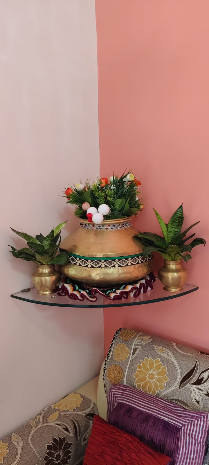 घर सजावटीत पारंपरिक गुंड व कलशाला आधुनिक स्पर्श.