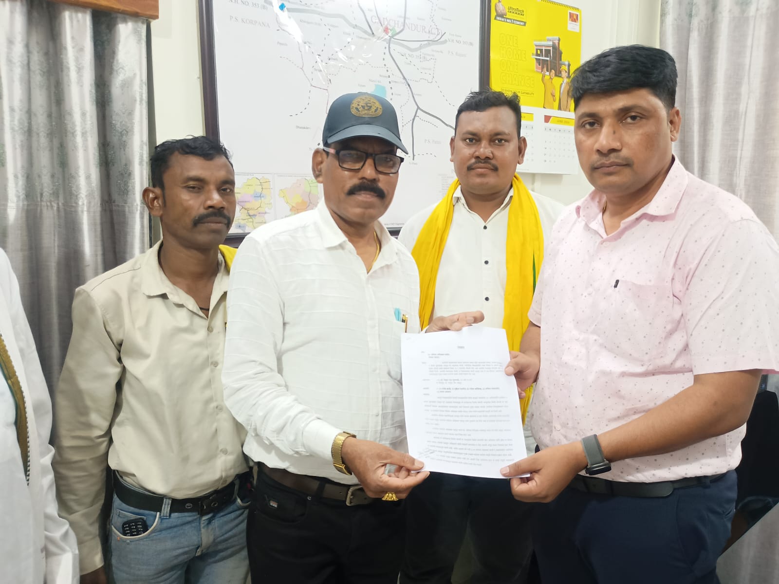 मानीकगढ सिमेंट कंपनी व अल्टाटेक सिमेंट कंपनी चे अधिकारी, श्री मुकेश गहलोत यांच्या विरुद्ध (19) कुंसूबीचे नागरीक धडकले गडचांदूर पोलीस ठाण्यत ,