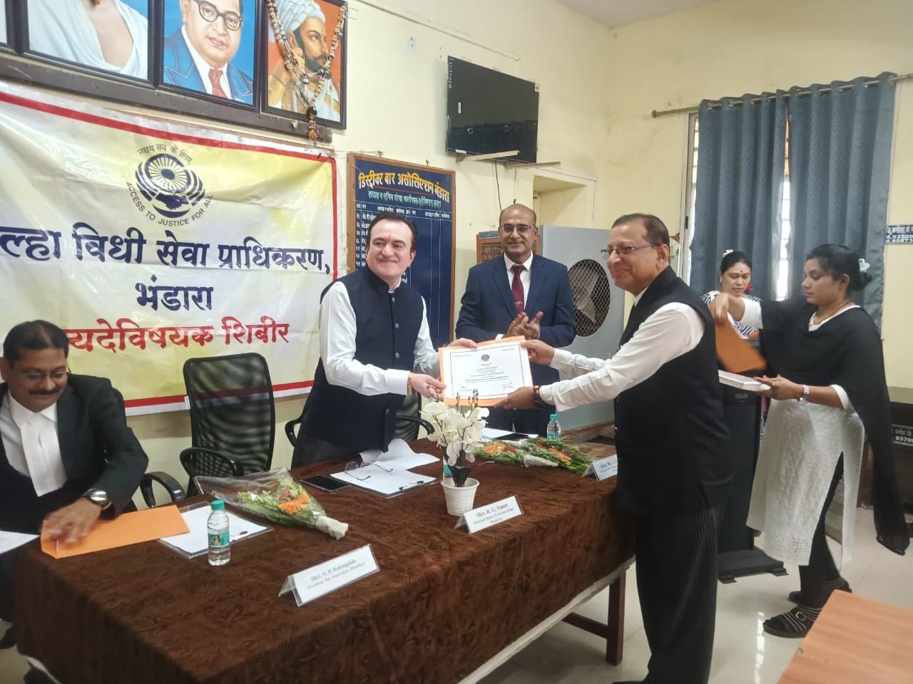 जिल्ह्यातील वकीलांना जिल्ह्यातील विविध न्यायालयातील प्रलंबित प्रकरणातील वादी जिल्ह्यातील वकीलांना जिल्ह्यातील विविध न्यायालयातील प्रलंबित प्रकरणातील वादी