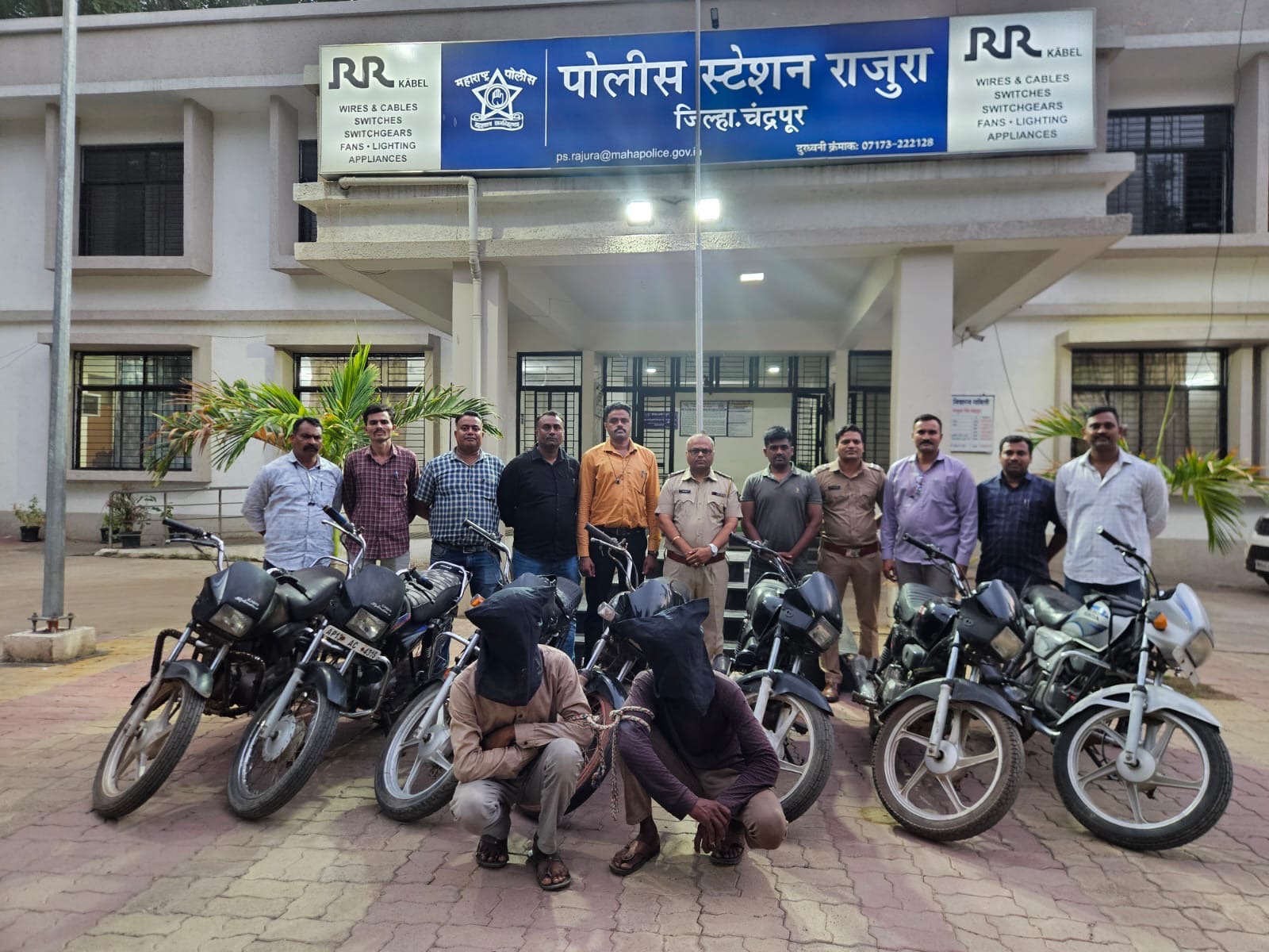 राजुरा पोलिसांची धडक कारवाई : सात चोरीच्या दुचाकींसह दोन आरोपी जेरबंद. राजुरा पोलिसांची धडक कारवाई : सात चोरीच्या दुचाकींसह दोन आरोपी जेरबंद.