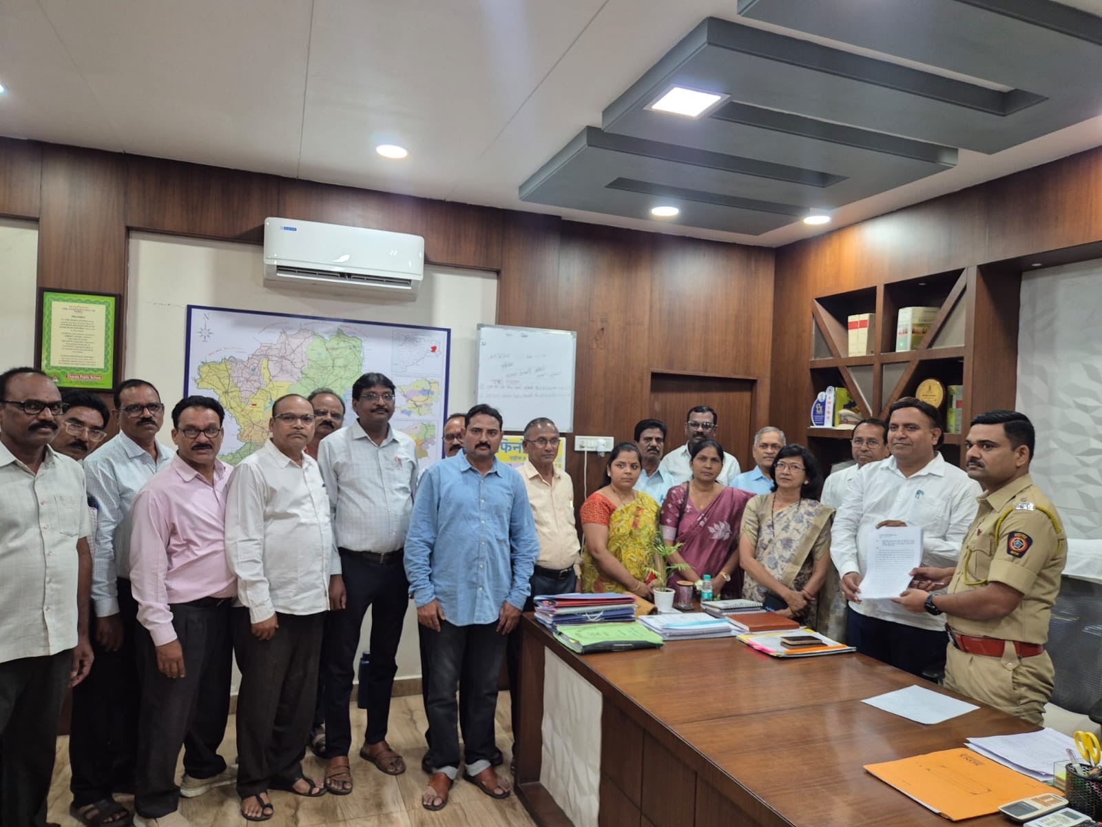 सुमनताई मामुलकर यांना न्याय मिळवून देण्यासाठी आदर्श संस्थेचे कर्मचारी पोहोचले जिल्हाधिकारी, पोलीस अधीक्षक कार्यालय. सुमनताई मामुलकर यांना न्याय मिळवून देण्यासाठी आदर्श संस्थेचे कर्मचारी पोहोचले जिल्हाधिकारी, पोलीस अधीक्षक कार्यालय.