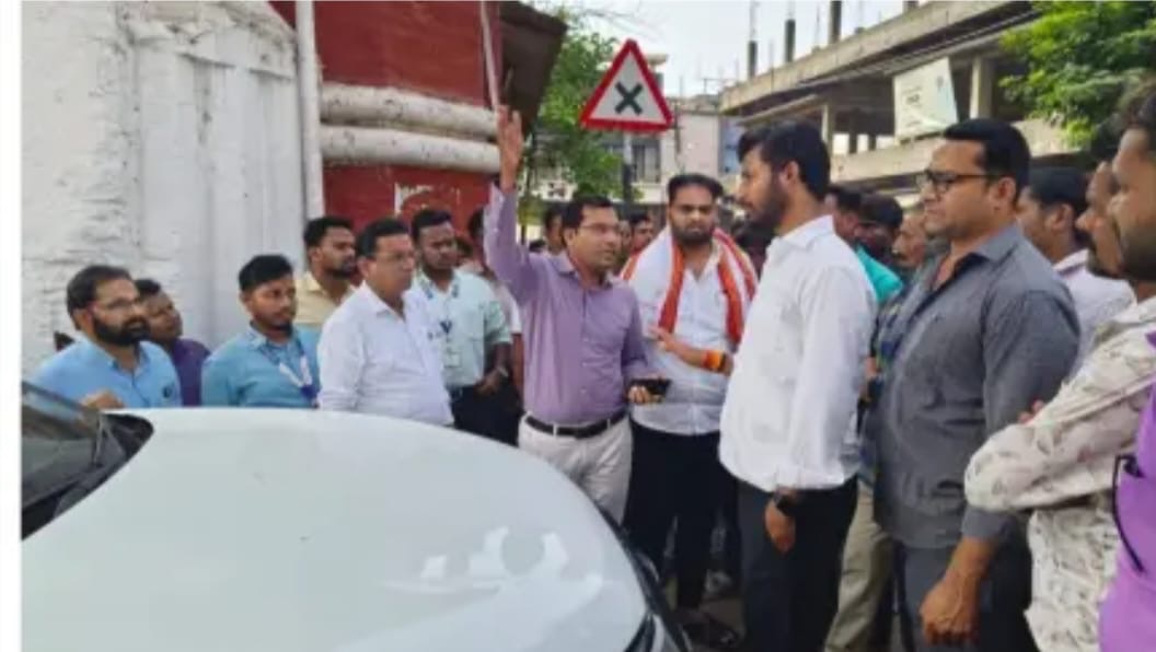 तुमसर नगरपरिषद मुख्याधिकारी मंगेश वासेकर यांच्या गाडीला घेराव; तुमसर नगरपरिषद मुख्याधिकारी मंगेश वासेकर यांच्या गाडीला घेराव;