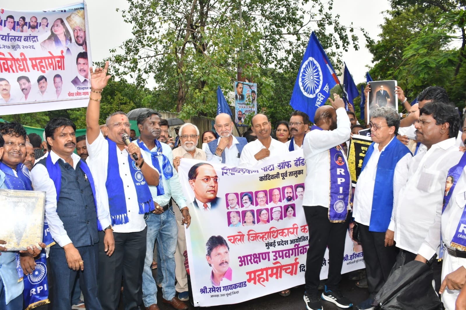 भर पावसात मुंबई उपनगर जिल्हाअधिकारी कार्यालयावर जोर जुल्म के टक्कर मे! संघर्ष हमारा नारा है!