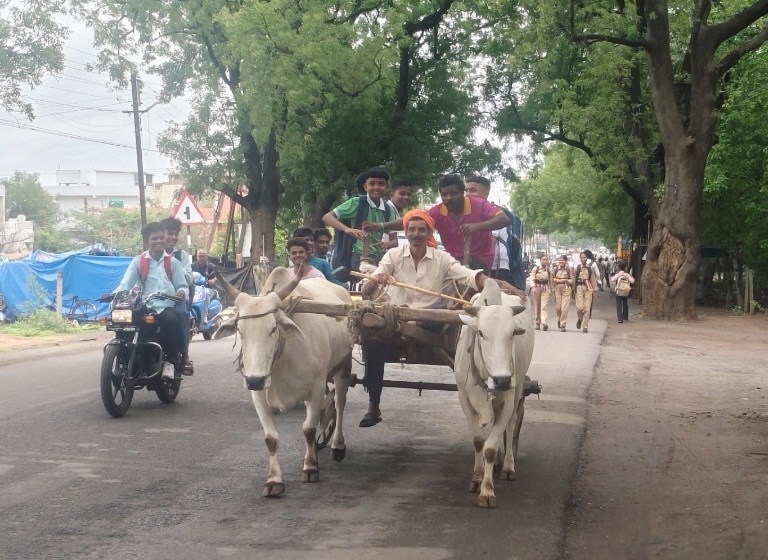 विद्यार्थ्यांनी केला बैलगाडीतून प्रवास. विद्यार्थ्यांनी केला बैलगाडीतून प्रवास.