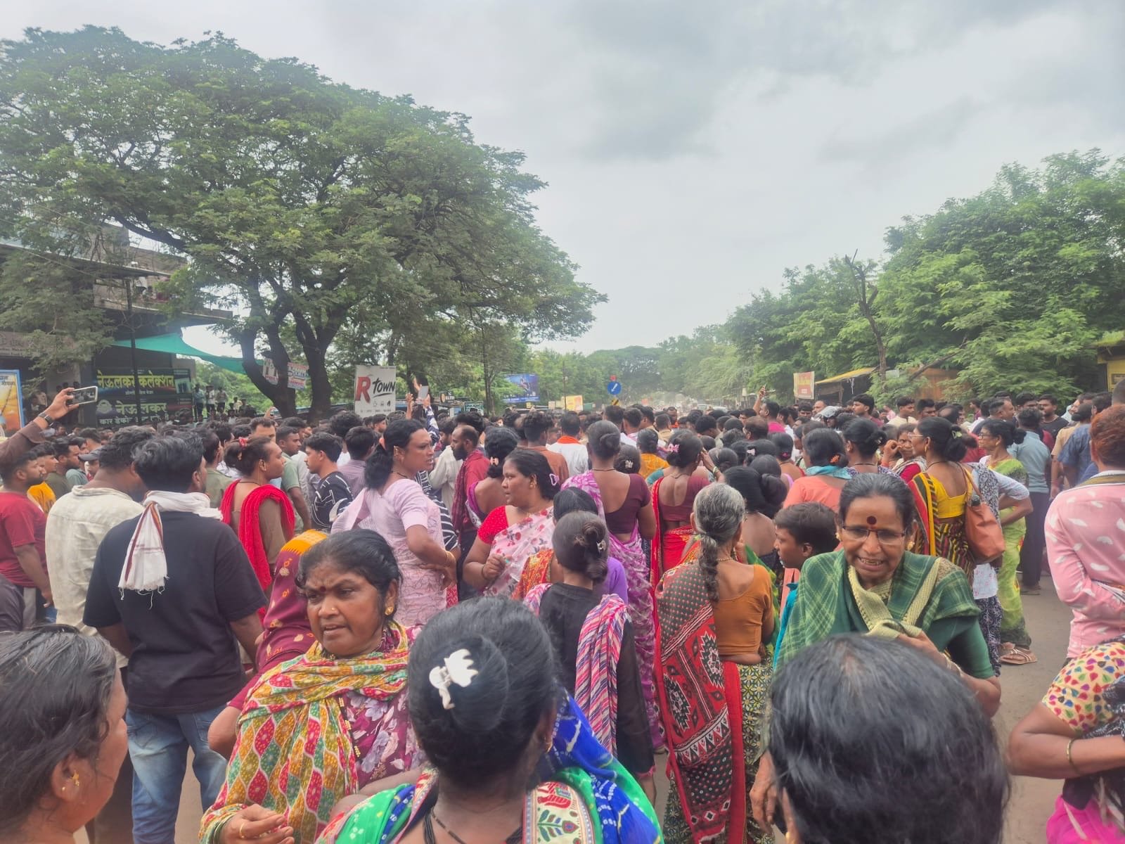 महिलांचा पोलीस स्टेशवर दगडफेक