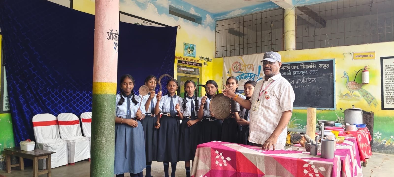 आदर्श शाळेतील विद्यार्थ्यांना घडवली ‘भांड्यांच्या दुनियेची’ सफर.