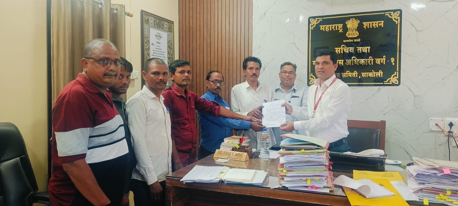 एकोडी ग्रामरोजगार सेवक बदलविण्यात यावा यासाठी गटविकास अधिकारी साकोली यांना निवेदन