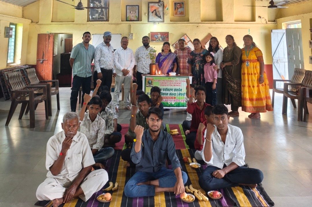 ॲड. मेघा धोटे यांच्या वाढदिवसानिमित्त विद्यार्थ्यांना फळ वाटप.