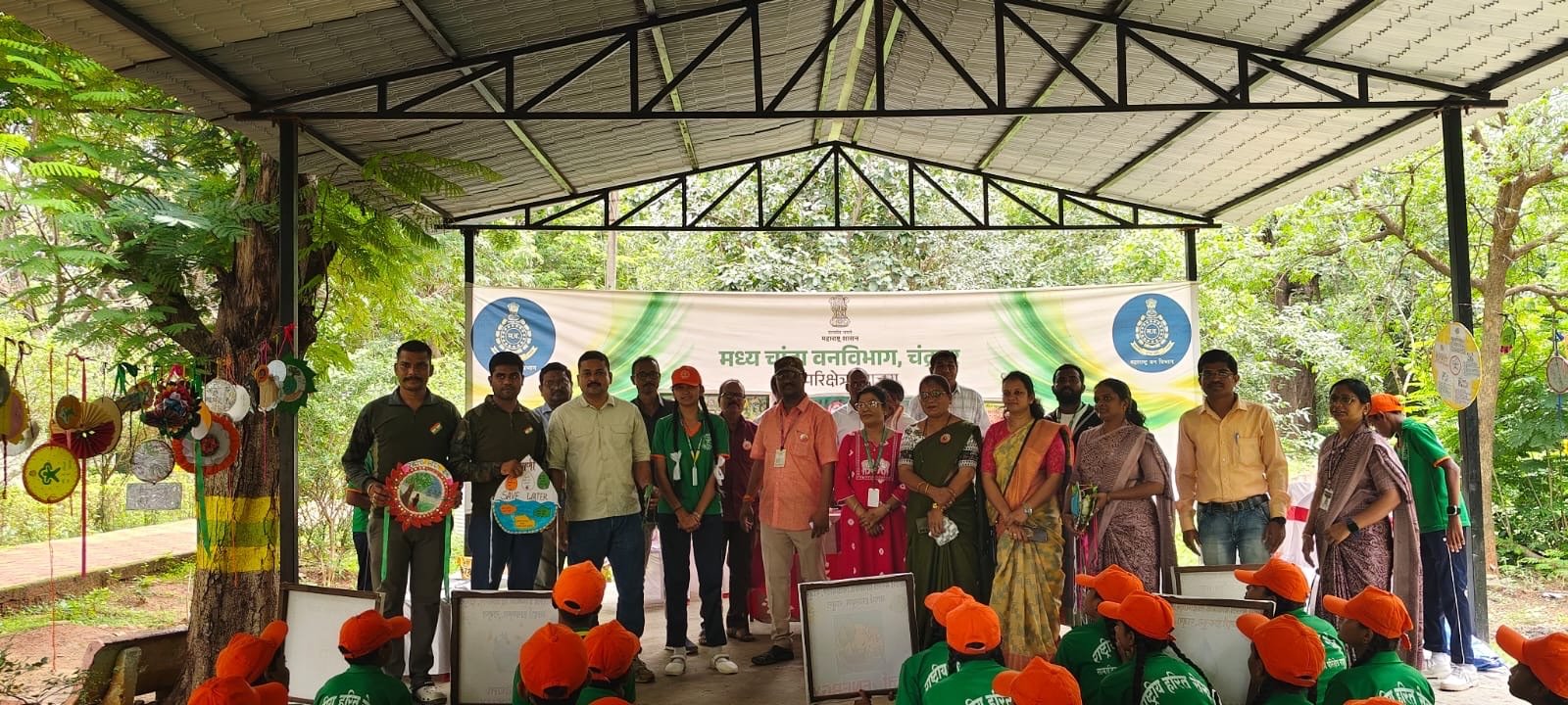 वृक्ष रक्षाबंधनाच्या कृतीतून पर्यावरण संवर्धनाचा दिला संदेश.