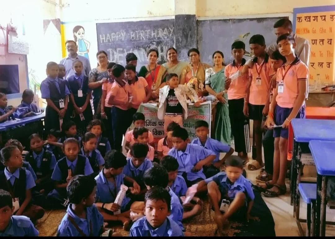 देवांशुच्या वाढदिवसानिमित्त वृक्षारोपण व विद्यार्थ्यांना शालेय साहित्य वाटप.