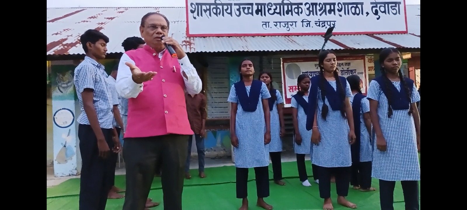 शासकीय उच्च माध्यमिक आश्रमशाळा देवाडा येथे संमोहन स्टेज शो उत्साहात संपन्न.
