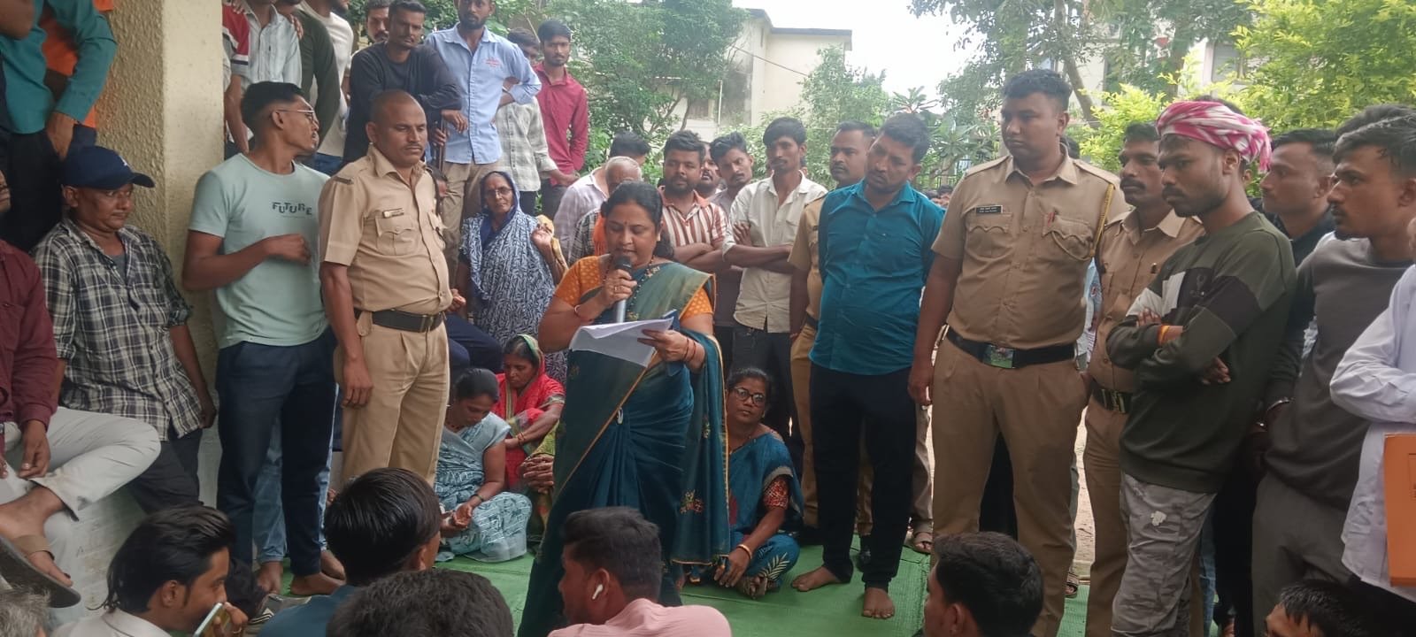 पहेला ग्रामपंचायतची ग्रामसभा ठरली वादळी, प्रशासकावर प्रश्नांचा भडिमार ,ग्रामसेवक गैरहजर