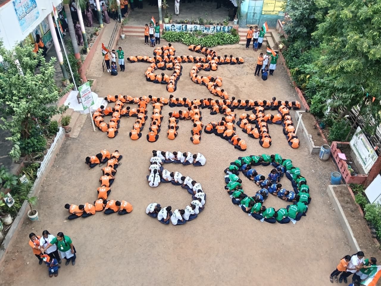 ‘वंदे मातरम् 150’ विद्यार्थी साखळीने दिला राष्ट्रभक्तीचा संदेश.- आदर्श शाळेत राष्ट्रीय हरित सेना, इको क्लब व स्काउट्स-गाईड्स, कब-बुलबुल युनिटचा अभिनव उपक्रम.