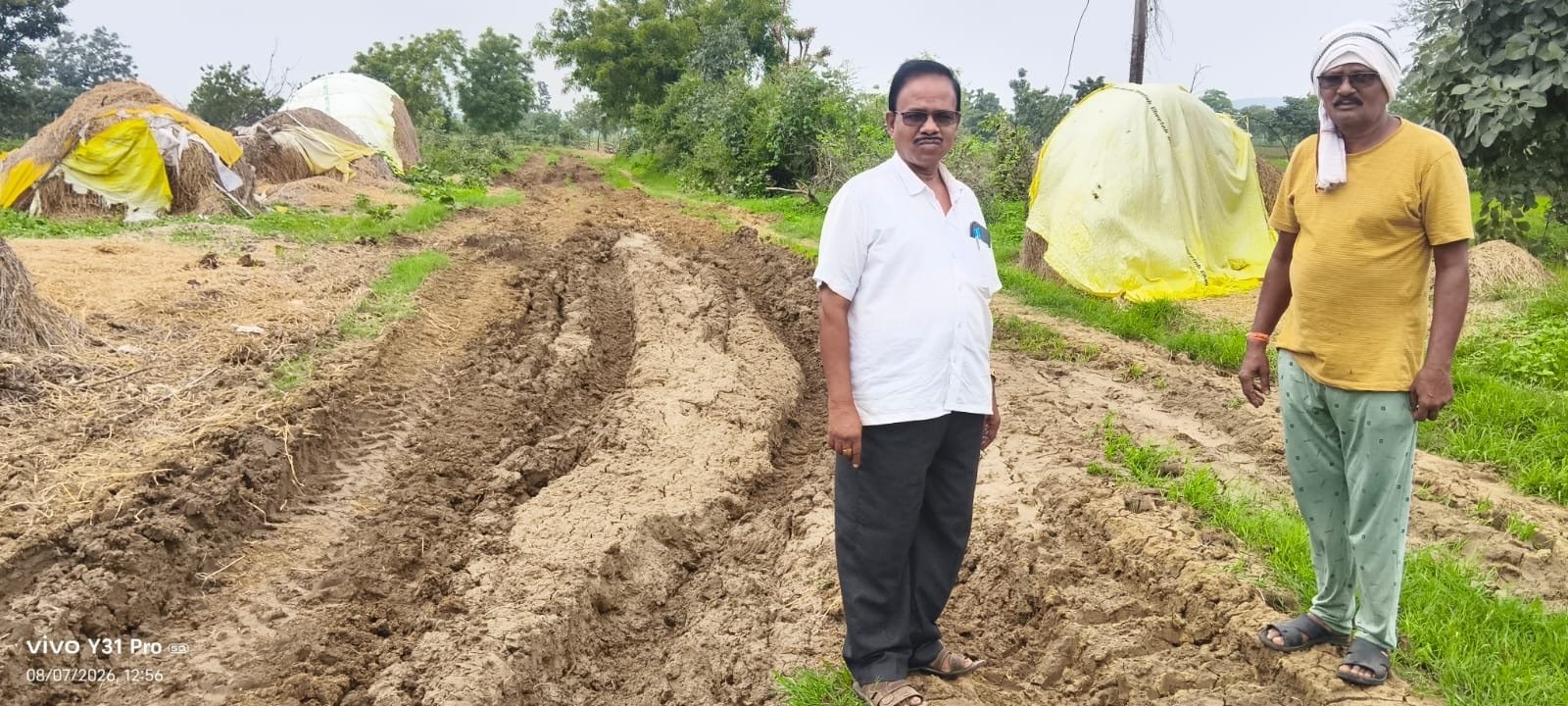 चिखलपहेला येथील पांदण रस्त्याची अत्यंत दयनीय अवस्थाशेतकऱ्यांनी आपले शेतीची कामे कशी करावी? चिखलपहेला येथील पांदण रस्त्याची अत्यंत दयनीय अवस्थाशेतकऱ्यांनी आपले शेतीची कामे कशी करावी?