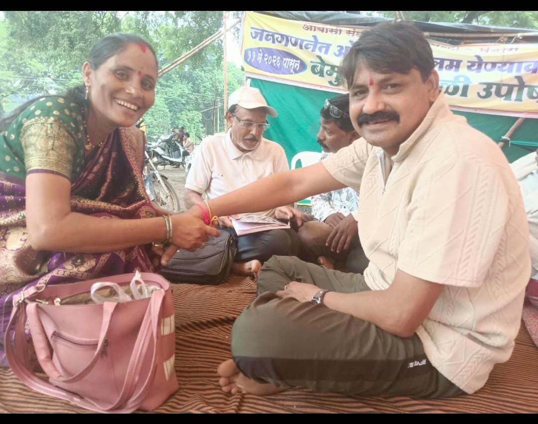 चक्क उपोषण मंडपातच बहिणीने भावाला बांधली राखी