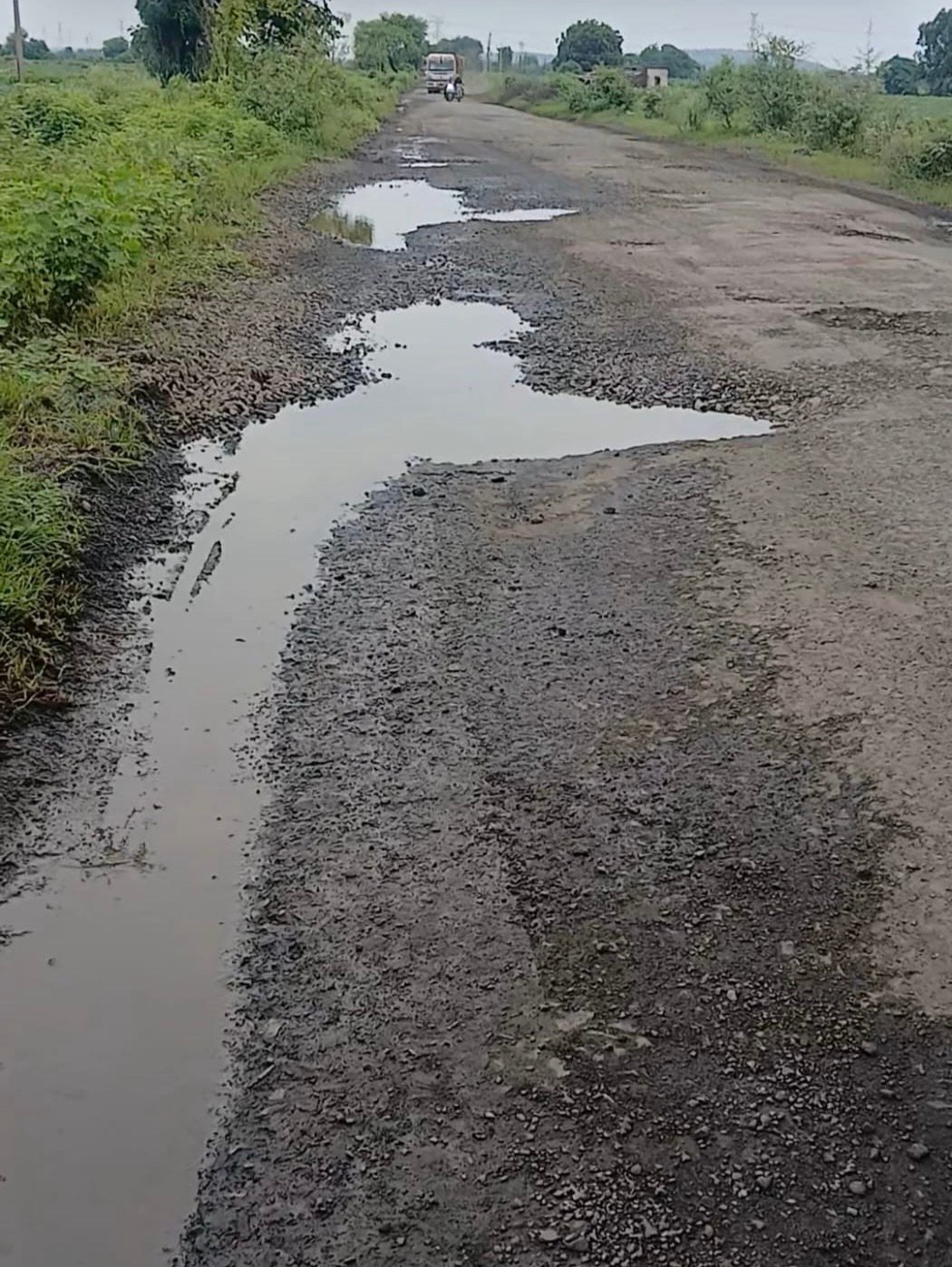 सांगोडाफाटा ते नांदाफाटा रस्ता गेला खड्ड्यांत कित्येक वर्षांपासून वर्षांपासून दुर्लक्ष;