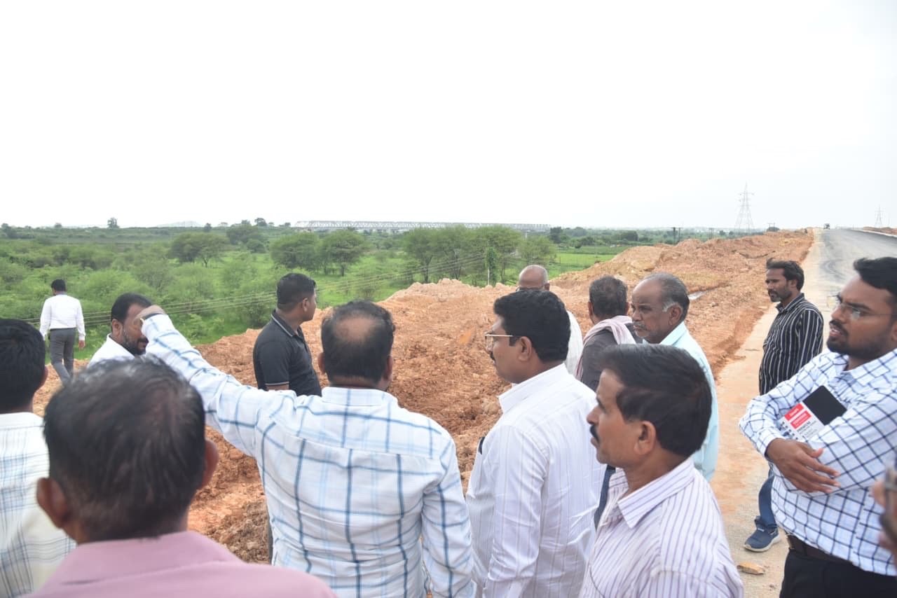 राष्ट्रीय महामार्गामुळे बाधित शेतशिवाराची पाहणी शेतकऱ्यांनी आमदार देवराव भोंगळे यांच्यासमोर मांडल्या समस्या
