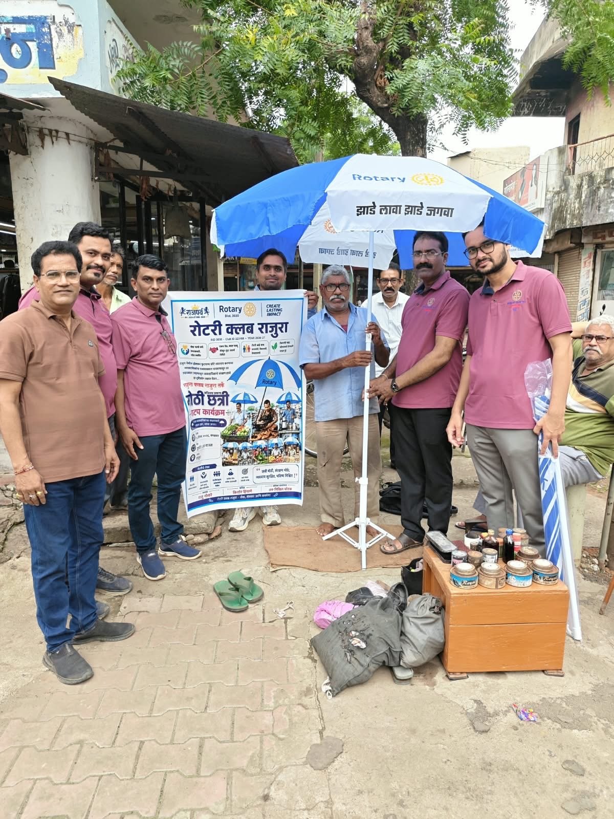 रोटरी क्लब राजुरा तर्फे तळागाळातील व्यवसायिकांना मोठ्या छत्र्यांची भेट