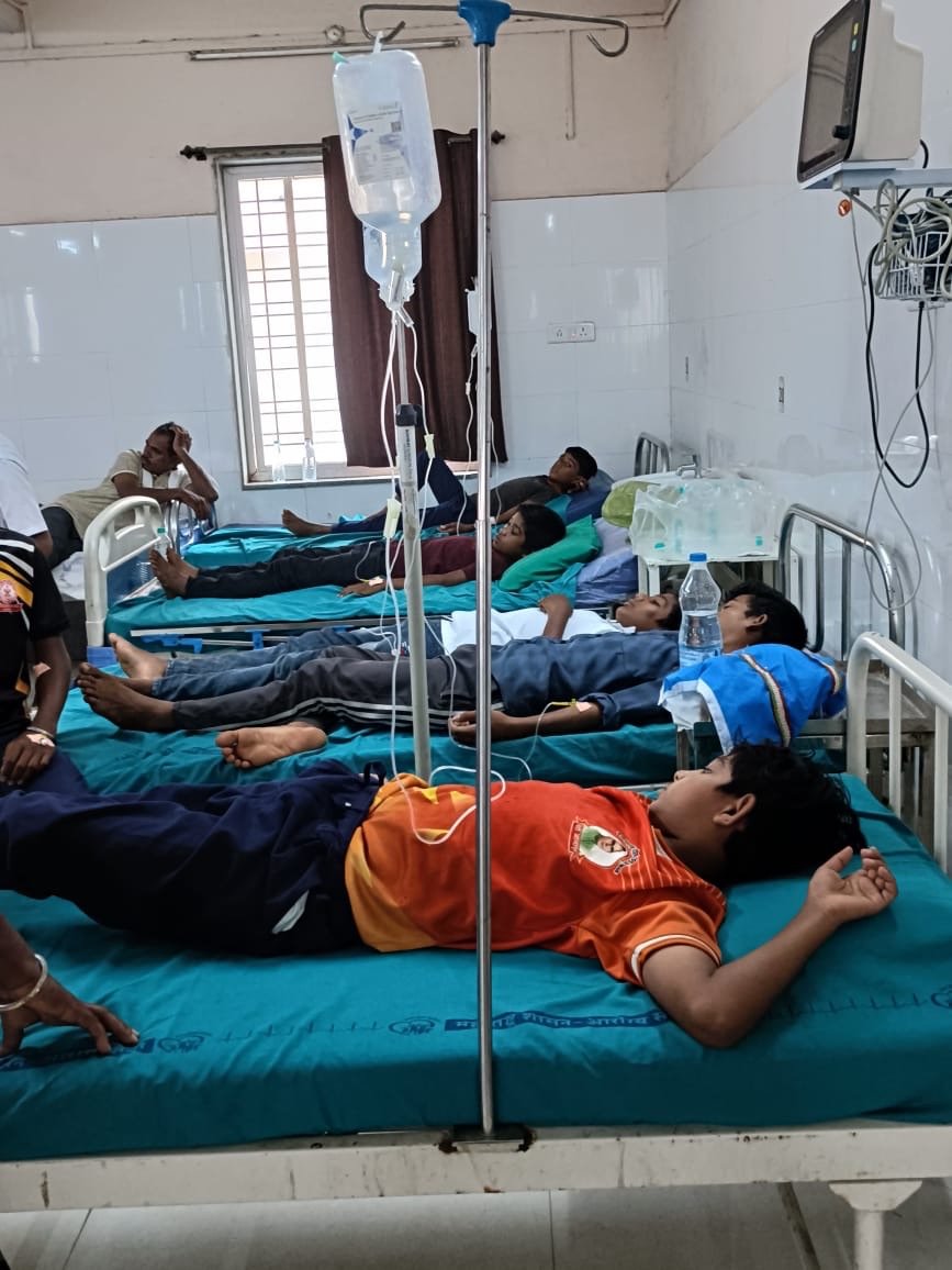 जिवती तालुक्यातील नगराळा आश्रमशाळेत 30 विद्यार्थ्यांना विषबाधा… डाळ भाजीत पाल पडल्याने खळबळ