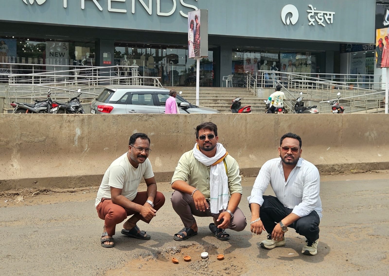 खड्ड्यांमुळे घरातील दिवे विझले; सरकारला जागे करण्यासाठी खड्ड्यांत विझलेले दिवे लावून निषेध