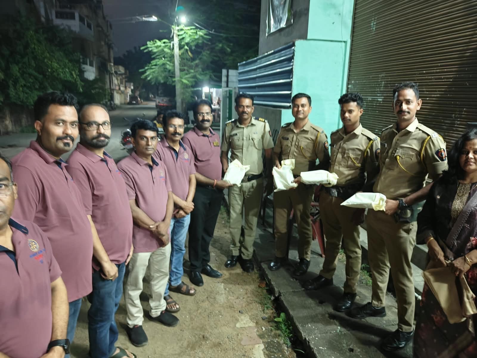 अनंत चतुर्दशीच्या बंदोबस्तासाठी आलेल्या पोलीस बांधवांना रोटरी क्लब राजुरातर्फे जेवणाचे डबे व पाण्याच्या बाटल्यांचे वाटप.