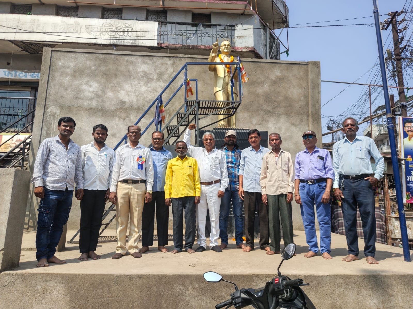 रिपाइं स्थापना दिनानिमित्त बाबासाहेबांच्या पुतळ्याला अभिवादन आणि रुग्णालयात फळे वाटप
