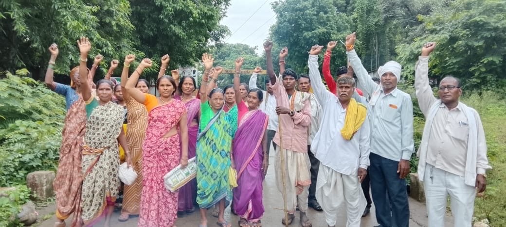 आता खूप झाले आदिवासीच्या थट्टा : पालकमंत्री जिल्हाधिकारी च्या साक्षात जिवन यात्रा संपविण्याचा निर्धार