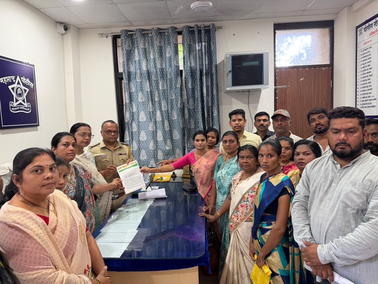 लोकप्रतिनिधींबद्दल असभ्य भाषा वापरणाऱ्या सहा.पो.निरिक्षक योगेश पाटीलवर कठोर कारवाई करा. लोकप्रतिनिधींबद्दल असभ्य भाषा वापरणाऱ्या सहा.पो.निरिक्षक योगेश पाटीलवर कठोर कारवाई करा.